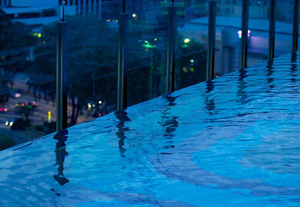 Gtower Hotel Kuala Lumpur Eksteriør bilde The glass facade at night