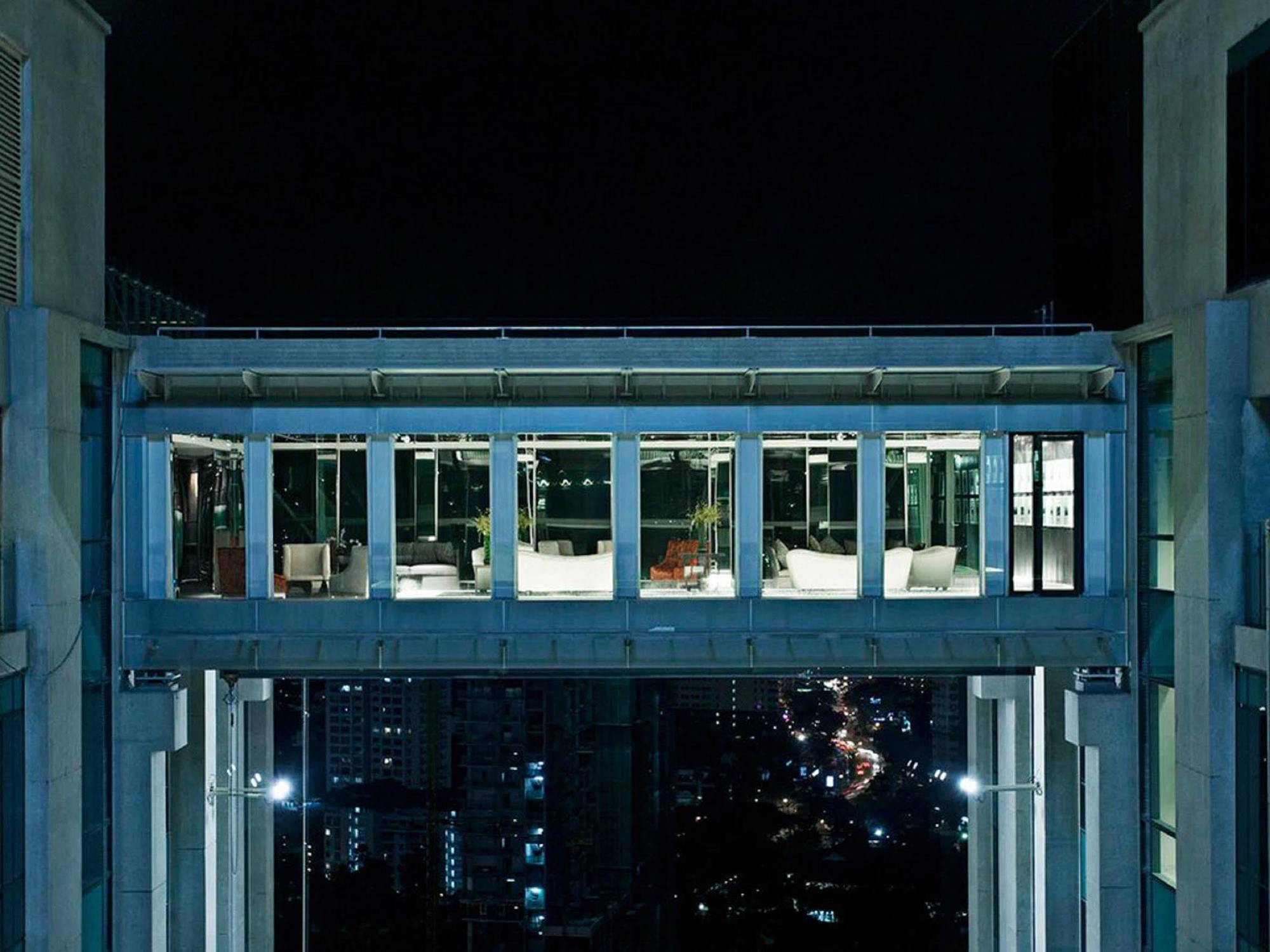 Gtower Hotel Kuala Lumpur Eksteriør bilde Skywalk at night